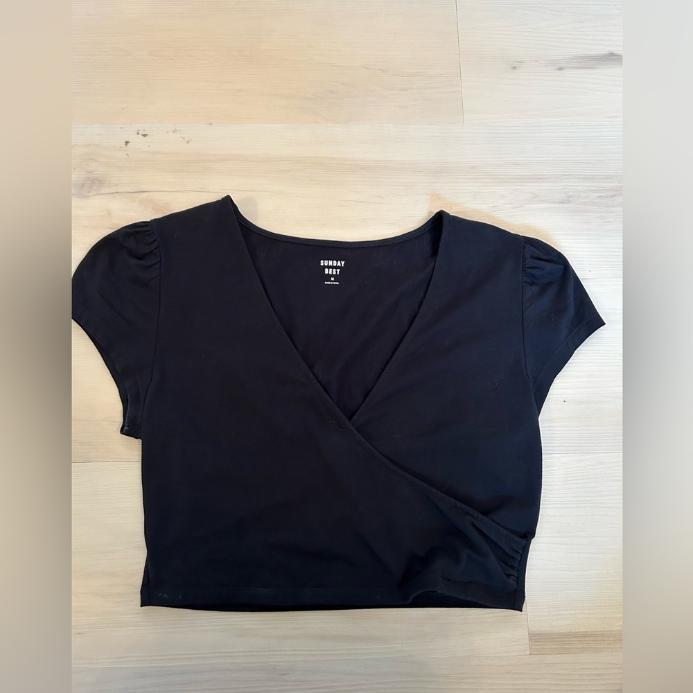 Black Aritzia cropped top. Size medium